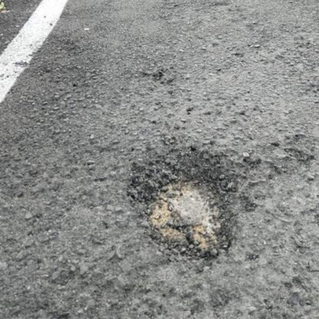 ¿Durabilidad o Maquillaje? Los baches regresan a la calle Arroyo