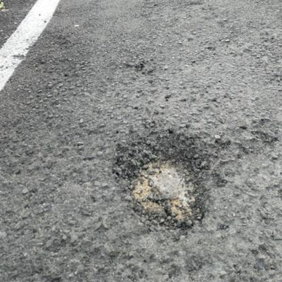 ¿Durabilidad o Maquillaje? Los baches regresan a la calle Arroyo