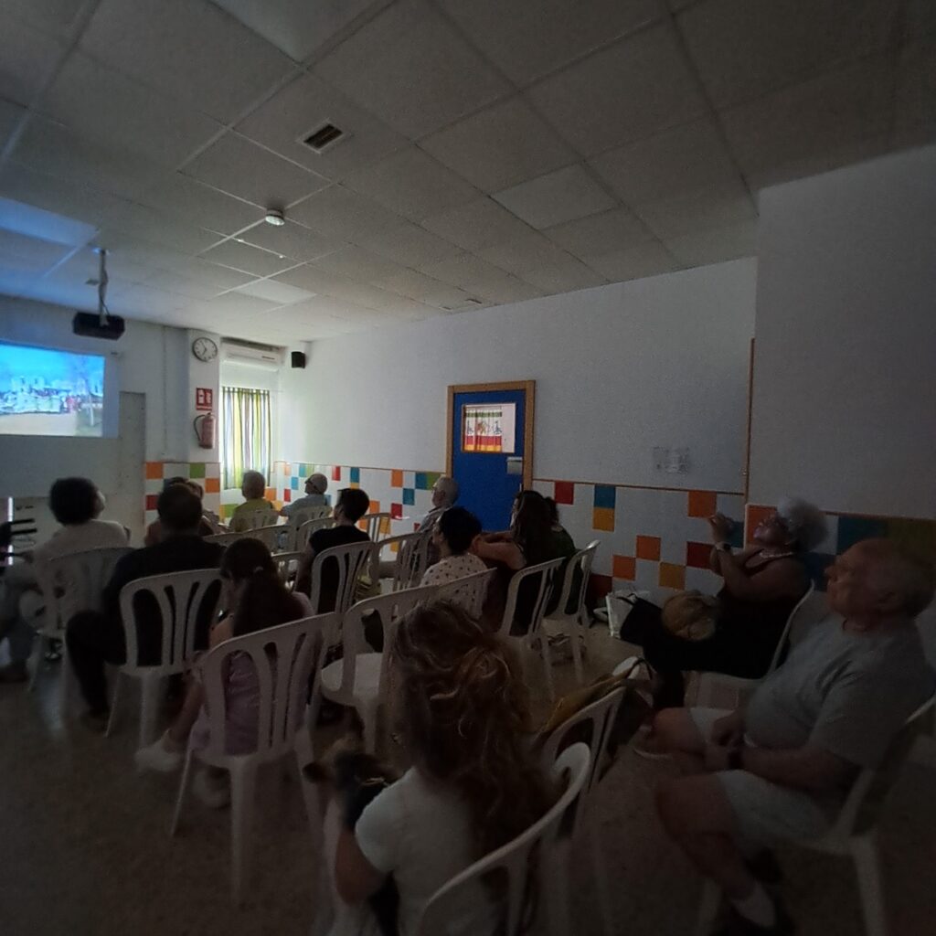El día que la memoria de nuestras mujeres llenó la asociación: El broche de oro al ciclo «Sombras que Iluminan»